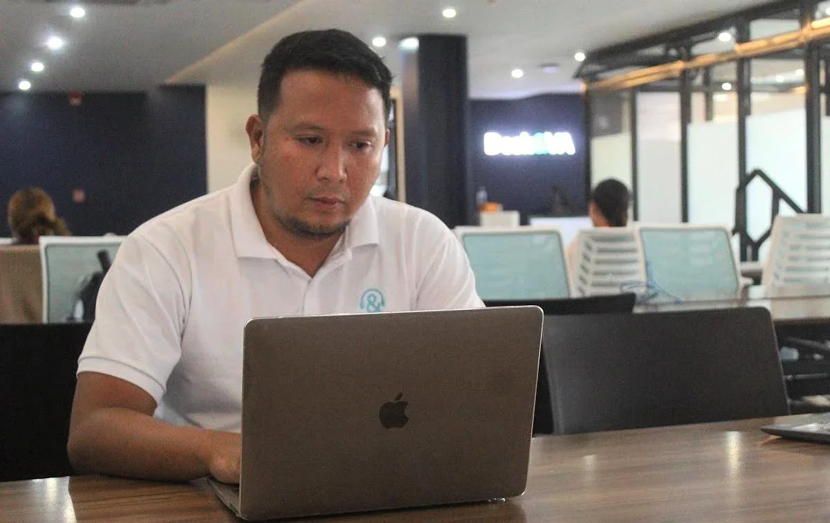 A Desk & VA assistant working at his workstation in the Downtown office, Dumaguete City