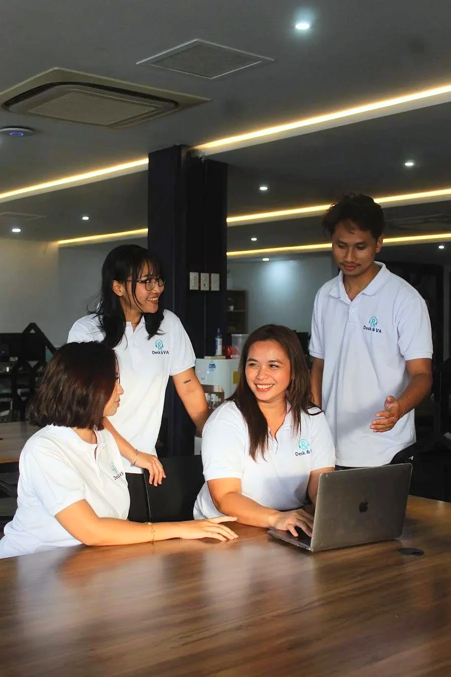 Desk & VA team members working together at a laptop